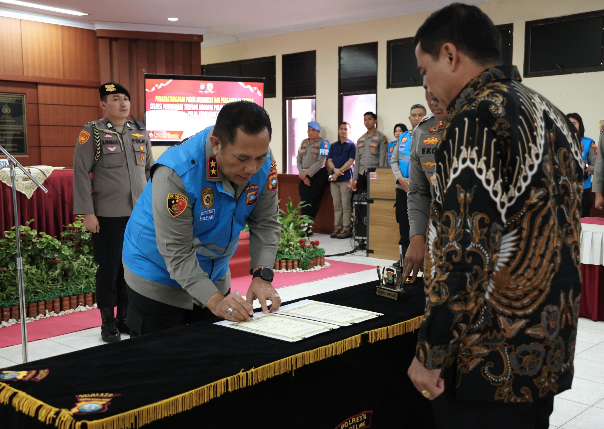 Kapolda Kepri Pimpin Penandatanganan Pakta Integritas dan Pengambilan Sumpah Penerimaan Terpadu Anggota Polri T.A 2025