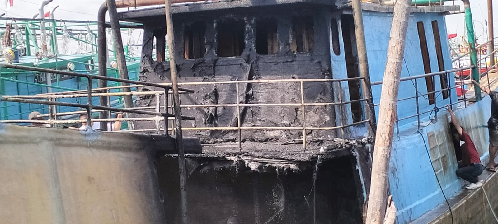 Saat Perbaikan, Sebuah Kapal Ikan di Pelabuhan Kamkung Alami Kebakaran