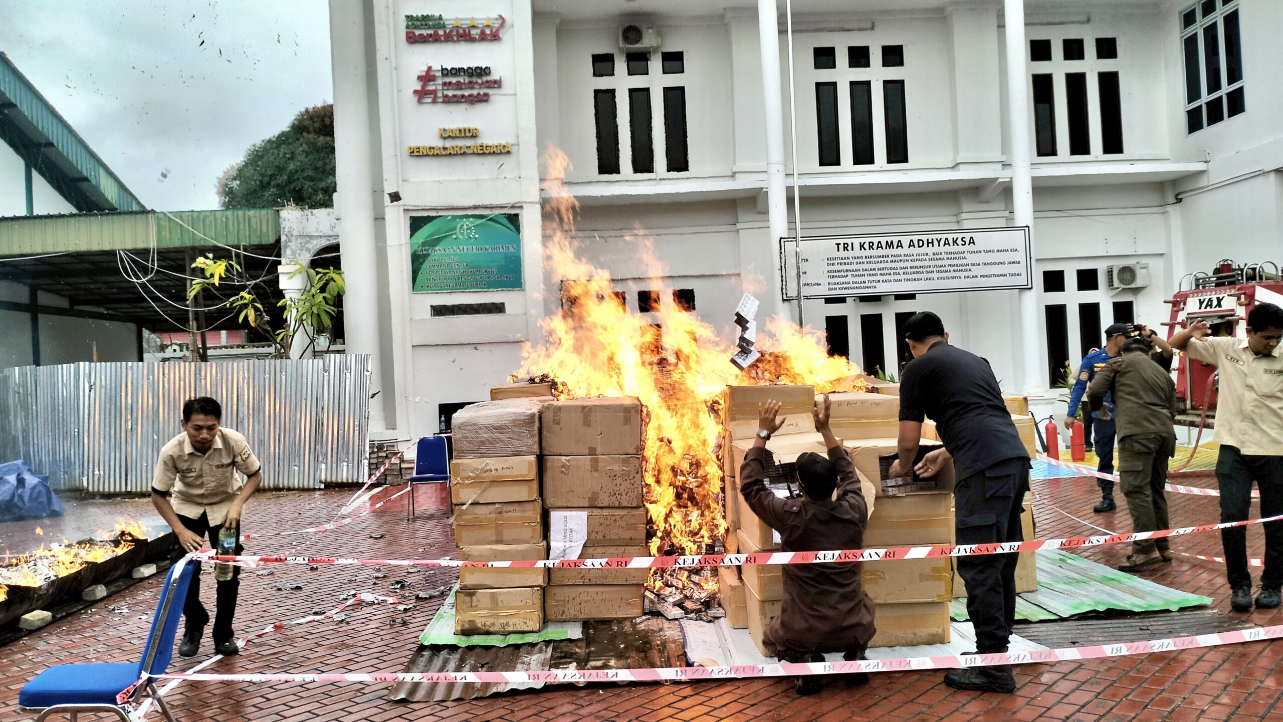Kejari Karimun Musnahkan Narkotika Hingga Jutaan Batang Rokok Ilegal