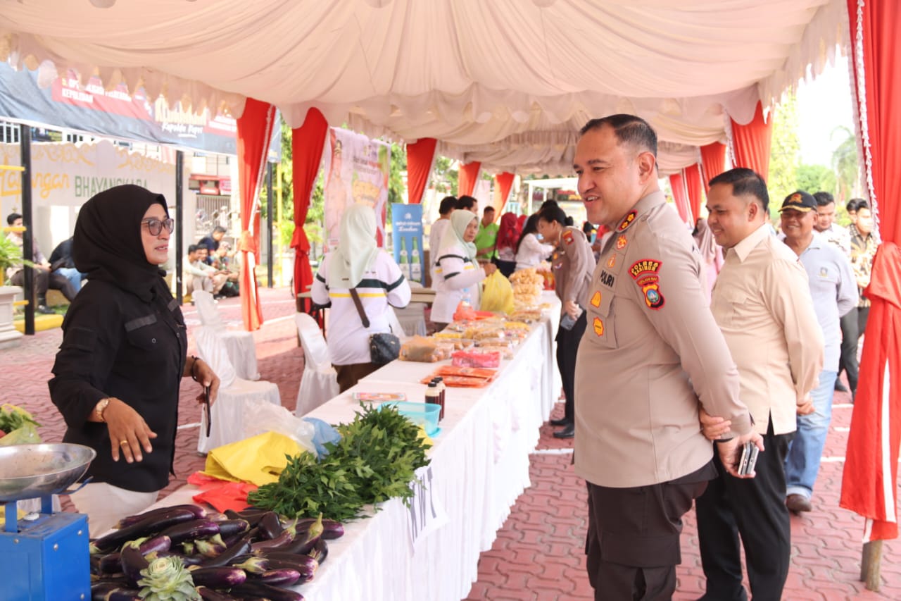 Ringankan Beban Masyarakat, Polres Karimun Gelar Pasar Murah