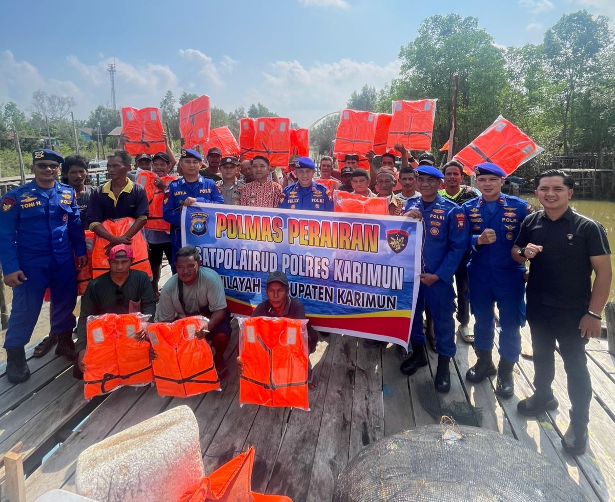 Satpolairud Polres Karimun Bagikan Life Jacket Kepada Nelayan