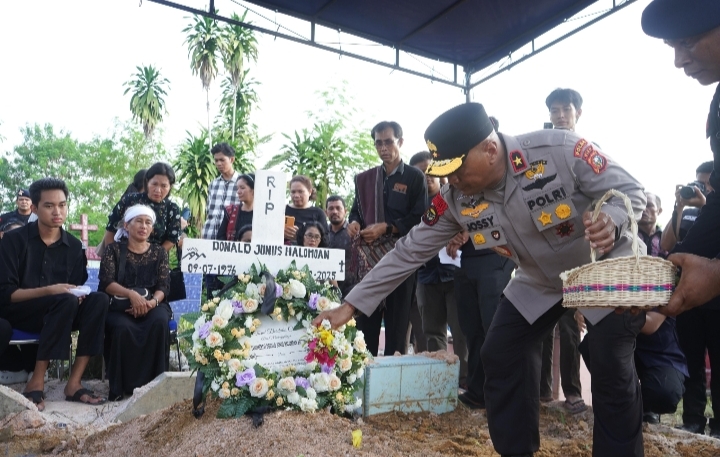 Suasana Haru Warnai Pemakaman Iptu Anumerta Donald Sang Pahlawan Karhutla