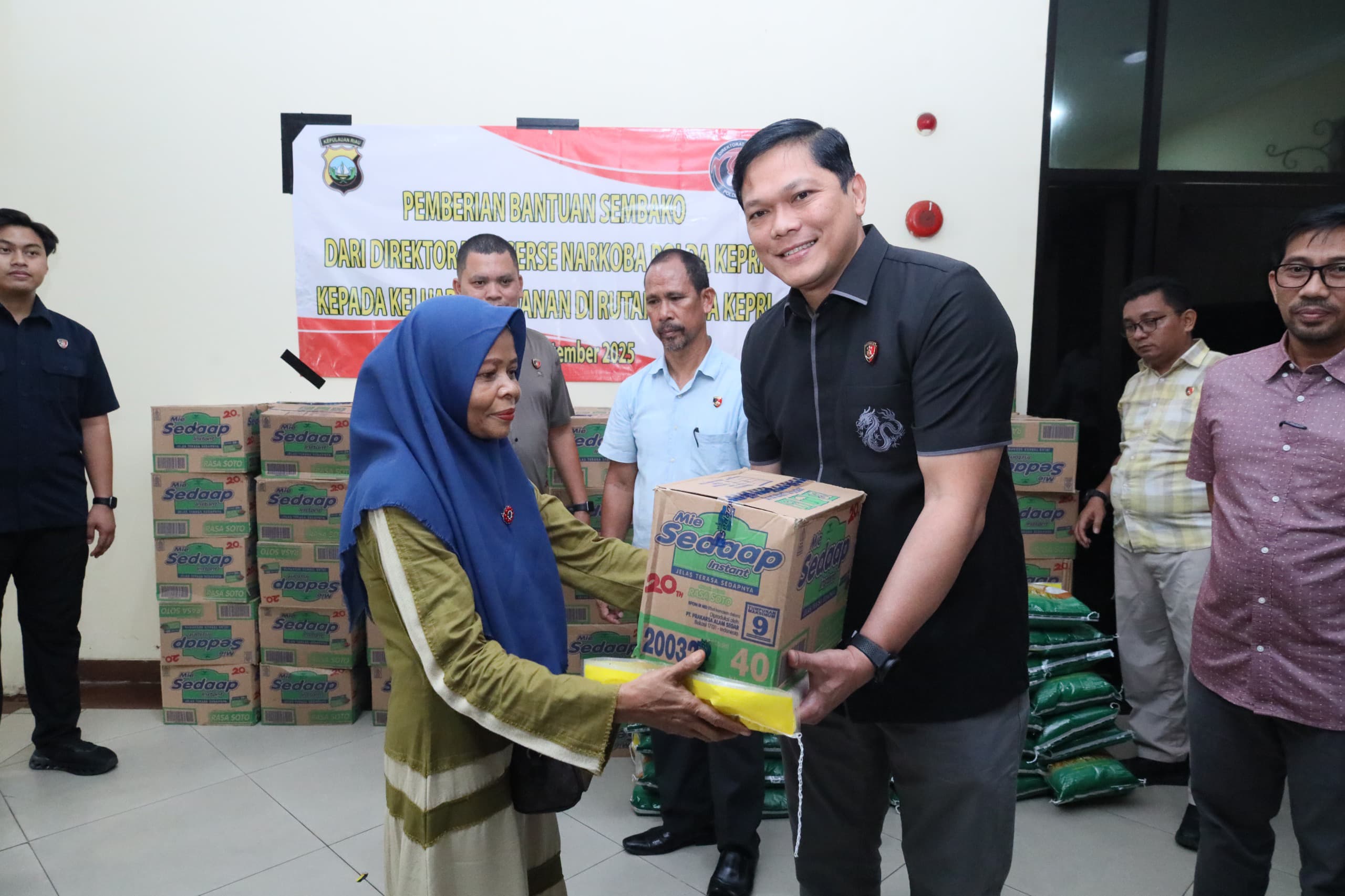 Ditresnarkoba Polda Kepri Salurkan 116 Paket Sembako Untuk Keluarga Tahanan