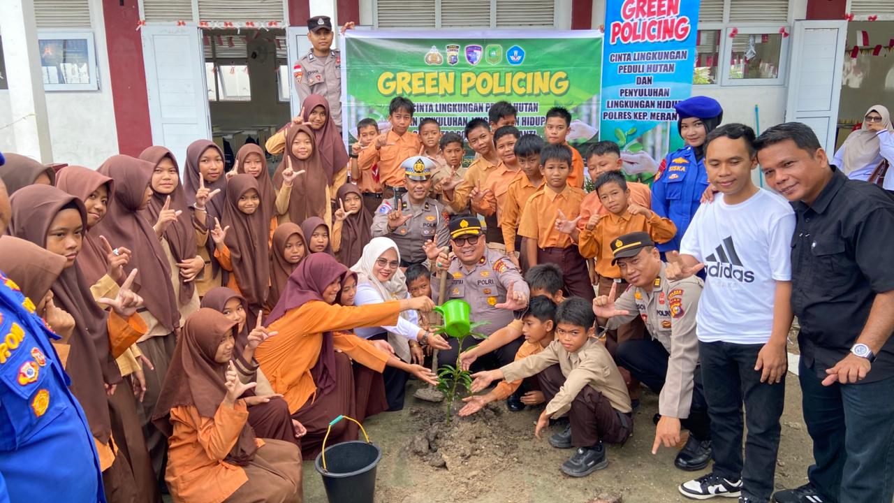 Murid SDN 017 Alahair Antusias Tanam Pohon Bersama Polres Meranti dan Duta Green Policing