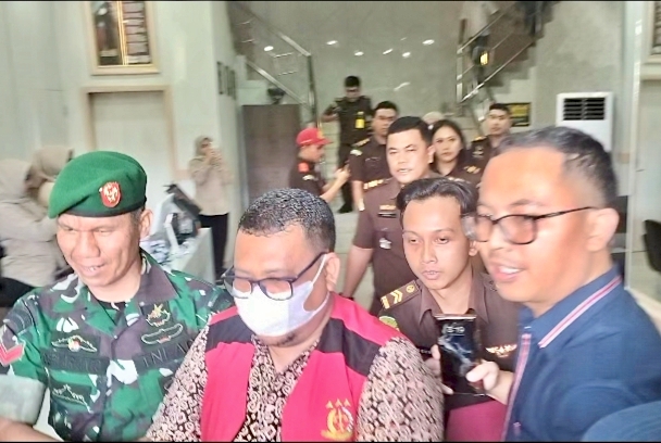 Pakai Rompi Tahanan, Kades Sugie Ditetapkan Sebagai Tersangka