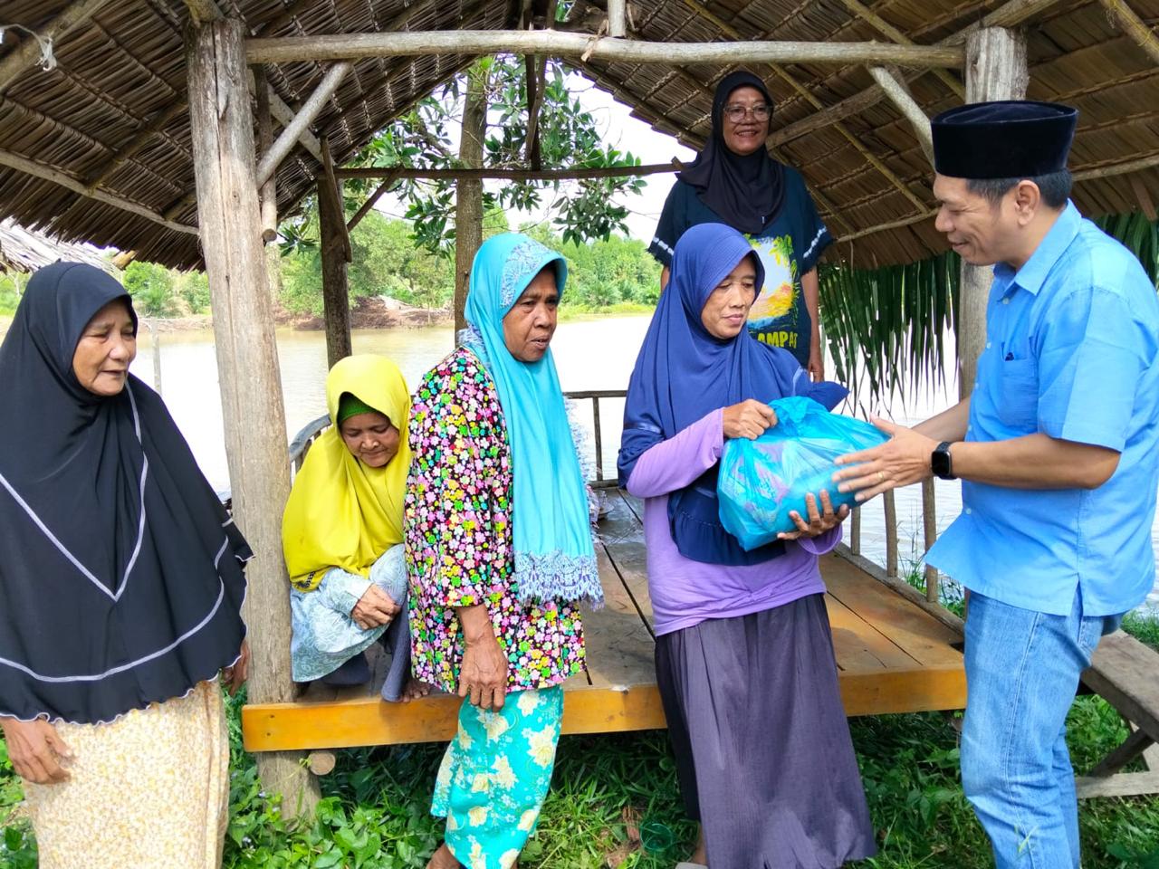 Panitia Natal Oikumene Karimun Berbagi Sembako di Pulau Kundur