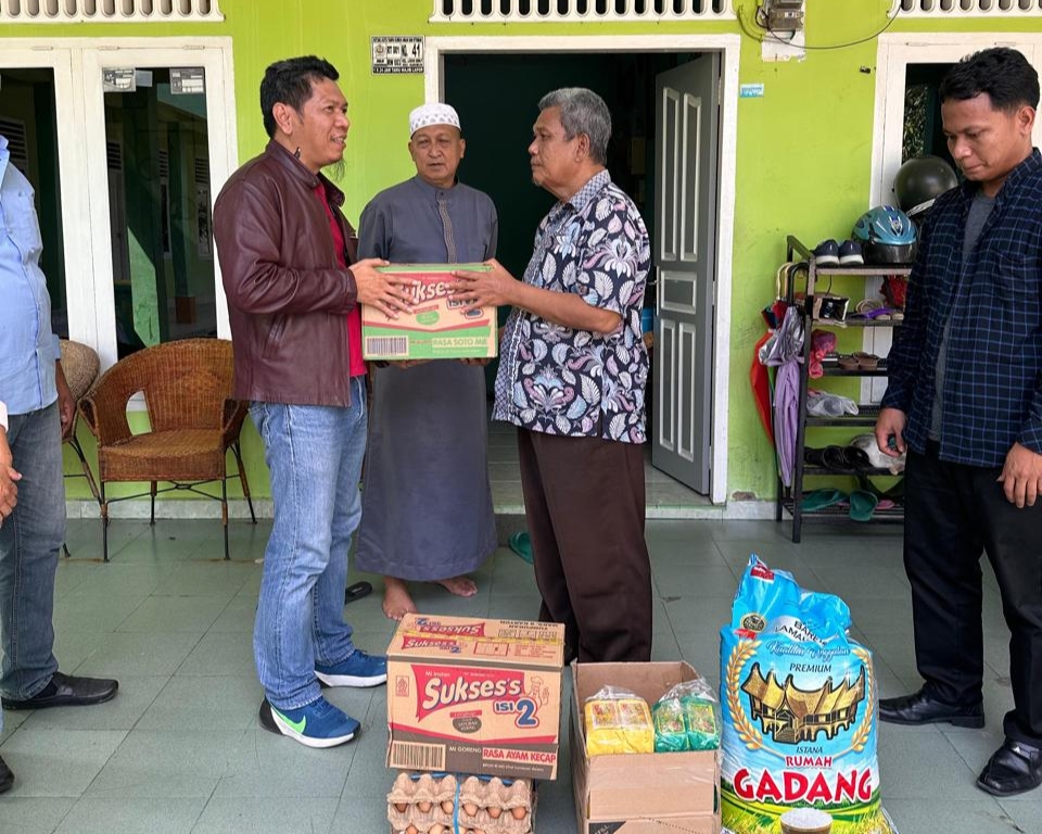 Panitia Natal Oikumene Kabupaten Karimun bagikan sembako ke Warga Kurang Mampu dan ke Panti Asuhan